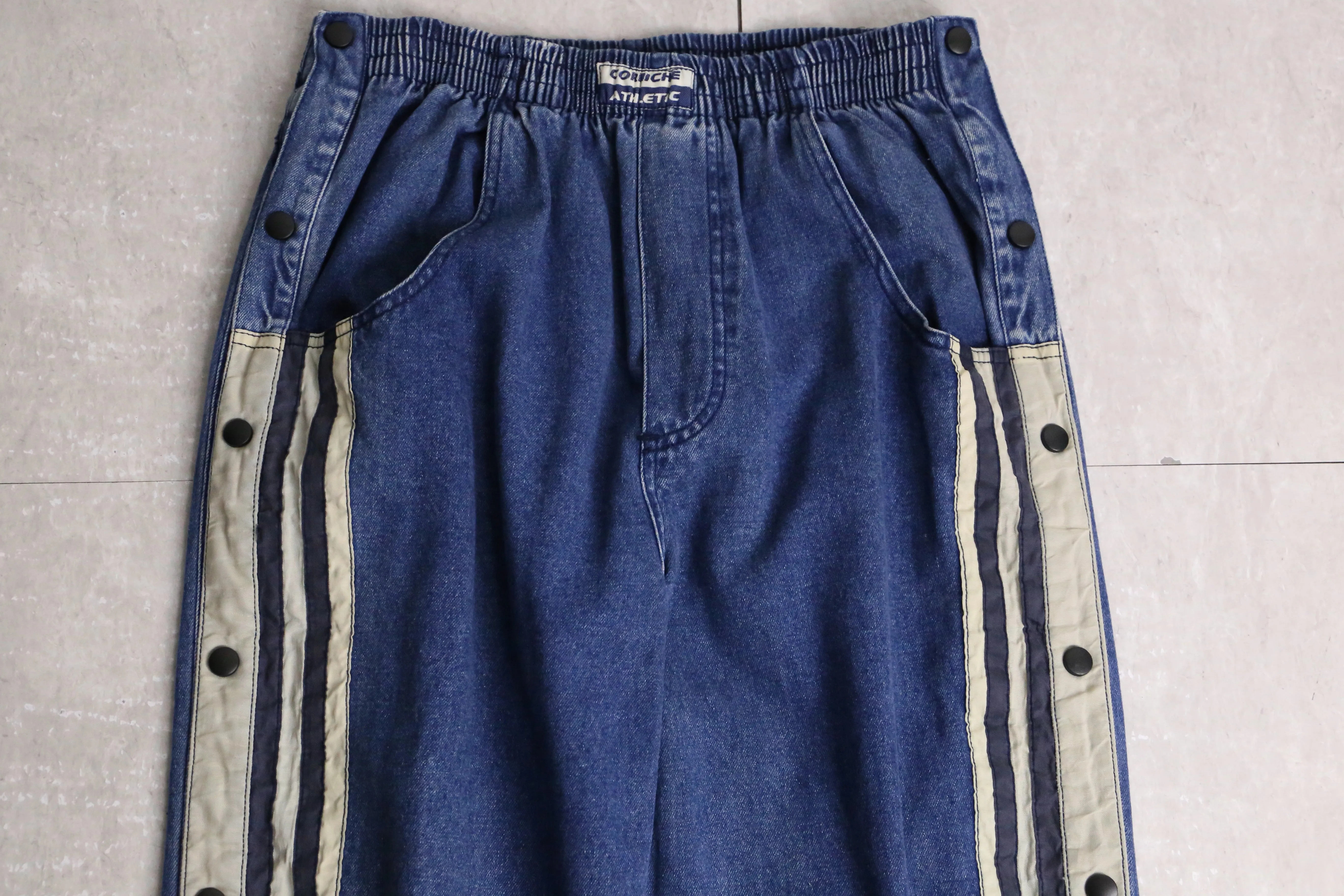 side gimmick loose denim pants