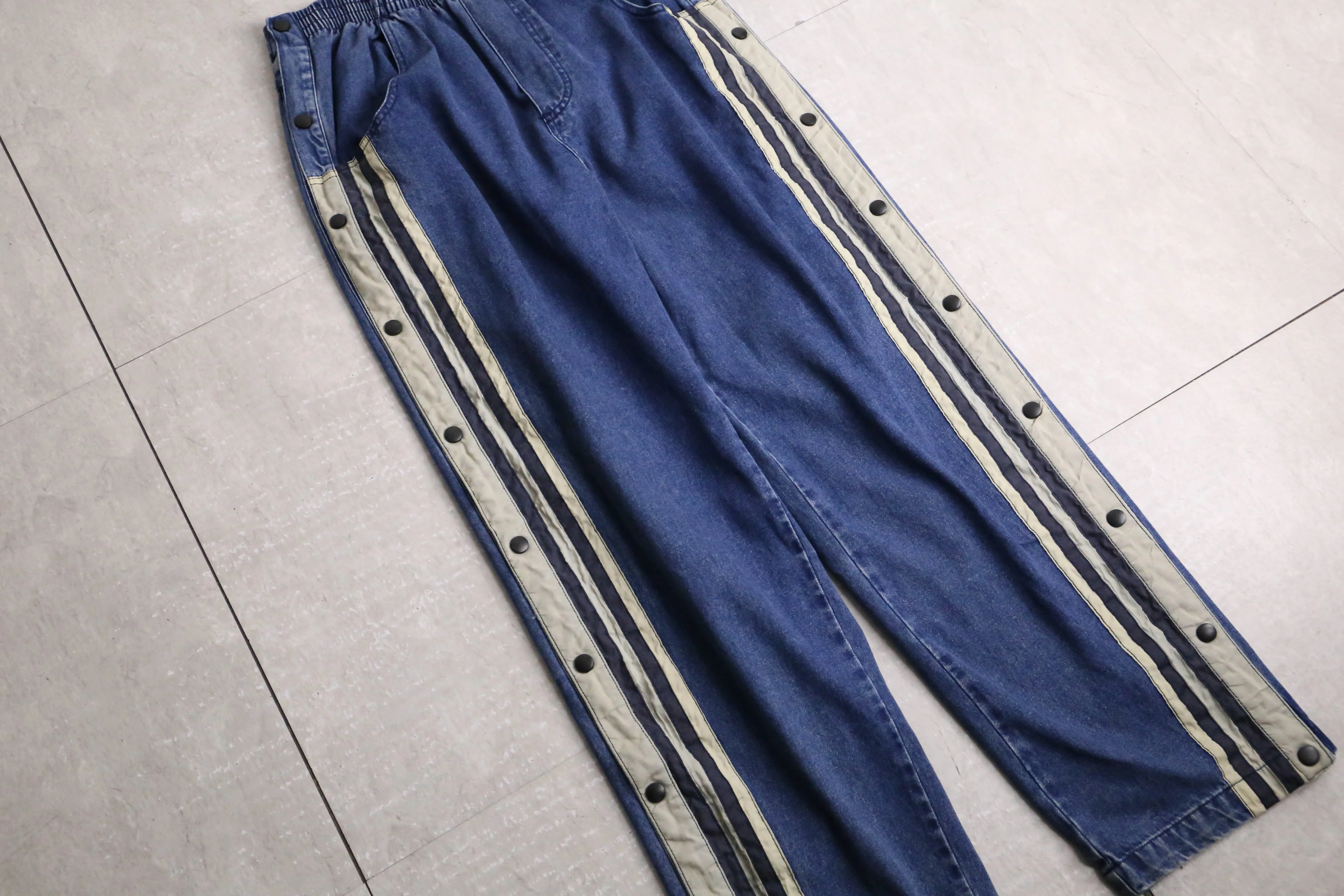 side gimmick loose denim pants